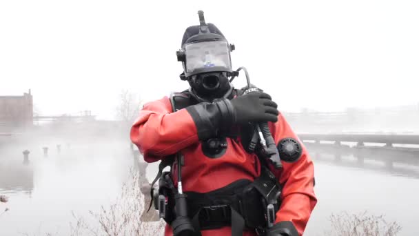 Profesionální Potápěč Červeném Vybavení Pro Potápění Rovní Vzduchovou Hadici — Stock video