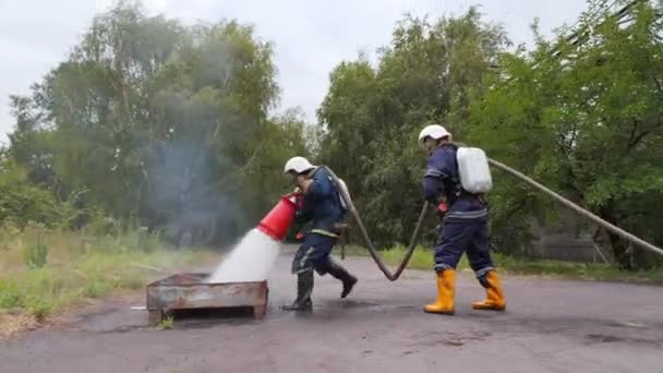 Leer Twee Brandweerman Duwen Vuur Met Schuim — Stockvideo