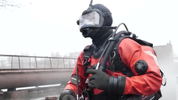身着红色潜水装备的专业潜水员准备潜水 — 图库视频影像