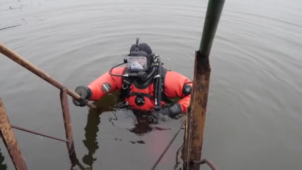 Ein Professioneller Taucher Roter Taucherausrüstung Bereitet Sich Auf Den Tauchgang — Stockvideo