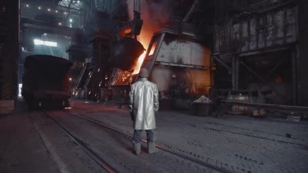 Iron Foundry Zeer Lange Slag Steelmaker Van Converter Shop Bewaakt — Stockvideo