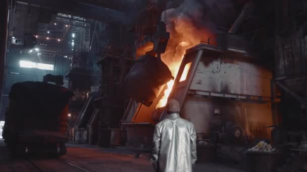 Χυτήριο Σιδήρου Χαλυβουργία Του Εργοστασίου Μετατροπής Διαχειρίζεται Την Έκχυση Του — Αρχείο Βίντεο