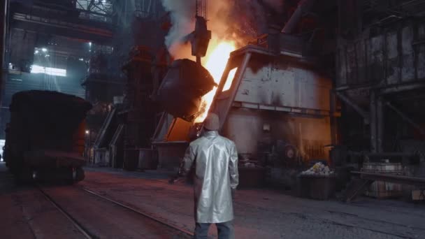 Eisengießerei Der Stahlbauer Der Converter Werkstatt Steuert Das Eingießen Von — Stockvideo