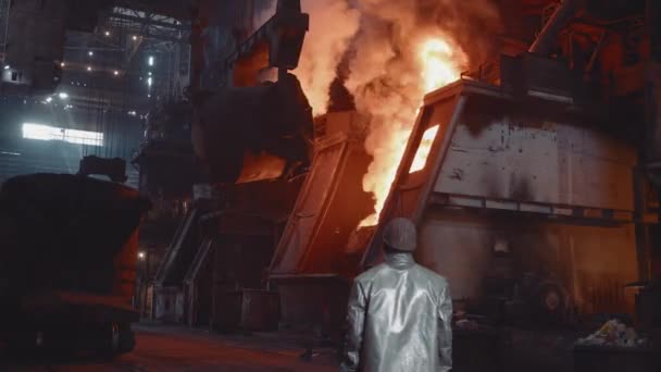 Χυτήριο Σιδήρου Γερανός Μαζεύει Τον Κουβά Μετά Χύνοντας Χυτοσίδηρο Στον — Αρχείο Βίντεο