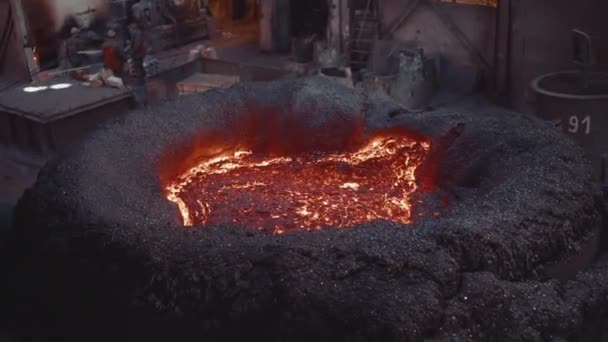 Iron Foundry Een Pollepel Met Hete Metalen Beweegt Naar Rechts — Stockvideo