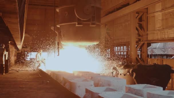 铁铸造厂 制钢机用氧气枪打破钢浇口的滑门 大量的火花向不同方向飞来 钢在压力下倒入模具 — 图库视频影像