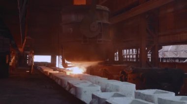 Demir dökümhanesi. Koruyucu giyim iki çelik işçileri kalıplar içine çelik döküm.