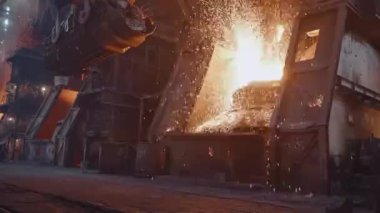 Demir dökümhanesi. Kıvılcımlar, hurda metalin farklı yönlerde eritildiği bir fırından uçar..