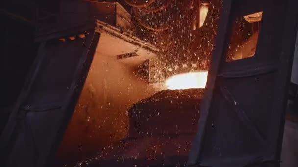 Iron Foundry Close Het Proces Van Smelten Oven Vonken Van — Stockvideo