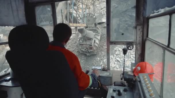 Vista Excavadora Carrera Desde Cabina Del Conductor Carga Mineral Hierro — Vídeo de stock