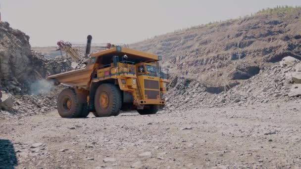 Dump Truck Beladen Met Ijzererts Bladeren Laden — Stockvideo