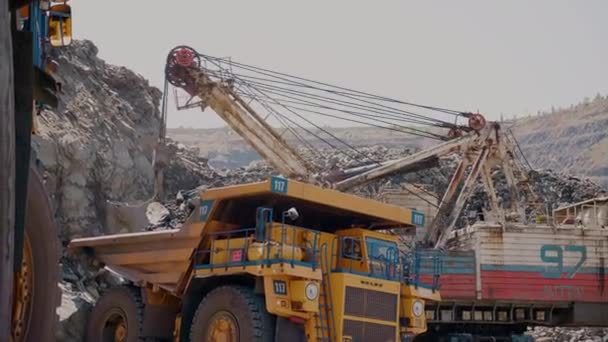 矿用卡车装载铁矿石 — 图库视频影像