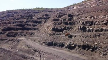 Metalurji tesisinden hava atmosferi ve nehir suyu kirliliği ile sanayileşmiş şehir üzerinde havadan görünümü. Çelik fabrikası ve yüksek fırın borularından kirli duman ve duman. Ekolojik