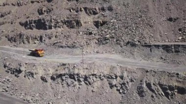 Metalurji tesisinden hava atmosferi ve nehir suyu kirliliği ile sanayileşmiş şehir üzerinde havadan görünümü. Çelik fabrikası ve yüksek fırın borularından kirli duman ve duman. Ekolojik