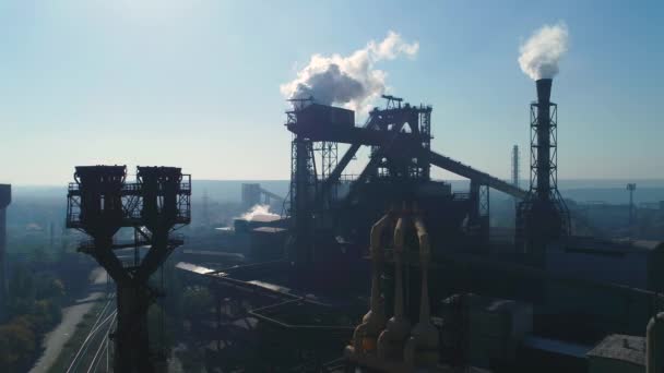 工业城市鸟瞰 冶金厂大气大气和河流水污染 钢铁厂和高炉管道产生的脏烟和烟雾 — 图库视频影像