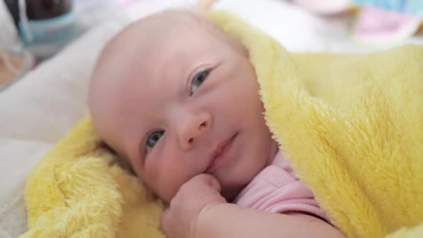 Pasgeboren Baby Ligt Een Veranderende Tafel Gewikkeld Een Gele Deken — Stockvideo