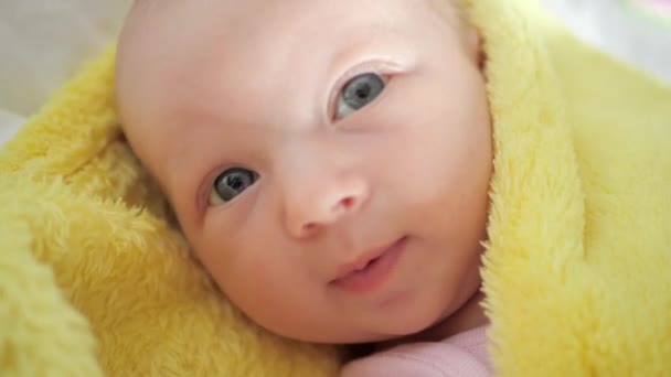 Bebê Recém Nascido Com Olhos Azuis Sorrindo — Vídeo de Stock