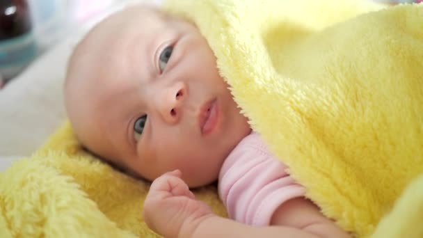 Pasgeboren Baby Ligt Een Veranderende Tafel Leidt Zijn Ogen Rond — Stockvideo