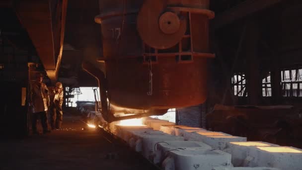 Iron Foundry Hot Steel Pours Ladle Molds One Steelworkers Takes — Stock Video