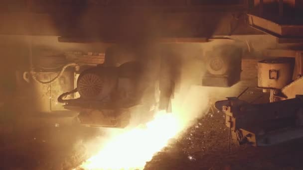 Acier fondu lors de la fusion à haute température dans une usine métallurgique. Des vidéos. Production d'acier dans un haut fourneau, qui s'éloigne lentement de la chambre .