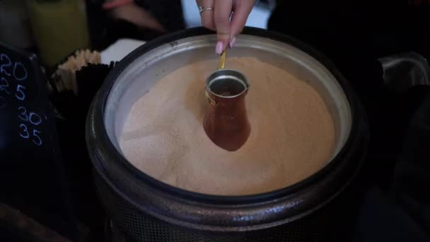 在热沙上用铜Cezve制备土耳其咖啡 古老的土耳其咖啡饮料酿造方式 土耳其民族饮料 爱他在世界各地 心情好一整天 — 图库视频影像
