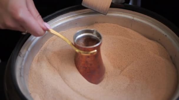 Τουρκικός Καφές Ένα Χάλκινο Μπρίκι Ζεστή Άμμο Είναι Ένας Παλιός — Αρχείο Βίντεο