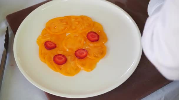 Cocinero Con Guantes Negros Pone Fresas Sobre Tomates Amarillos — Vídeo de stock