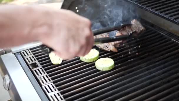 Cozinheiro Prepara Carne Grelha Vira Pedaço Bezerro Frito Suculento Com — Vídeo de Stock