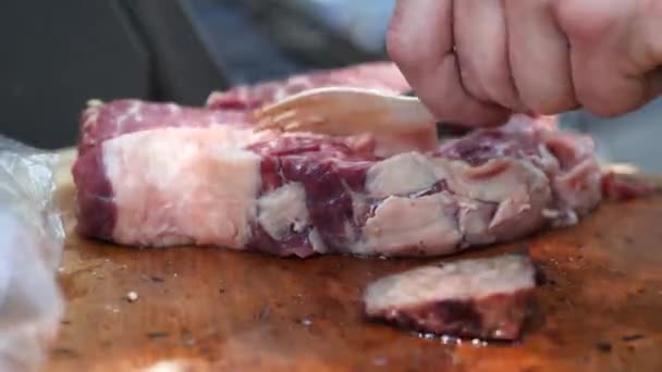 Vers Rauw Kalfsvlees Vlees Steaks Een Rij Klaar Koken — Stockvideo