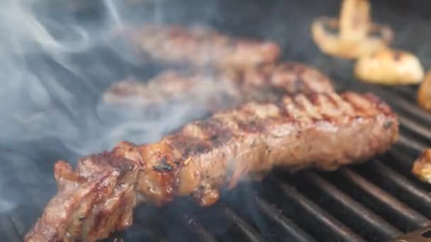 Cocinar Apetecible Ternera Joven Parrilla Primer Plano — Vídeos de Stock