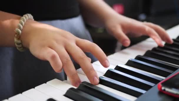 Primo Piano Donna Suona Con Mani Sul Pianoforte Digitale Bianco — Video Stock