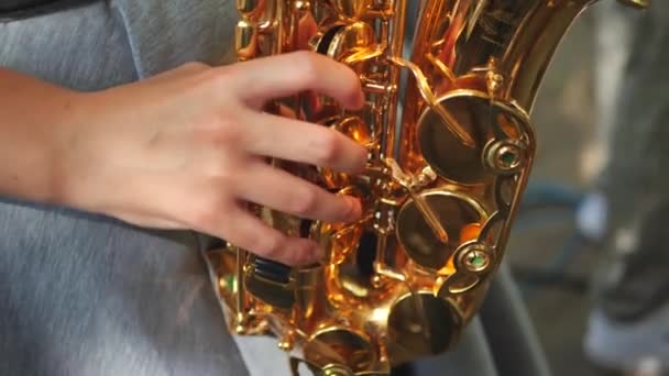 Samec Saxofonista Hrající Nástroje Zblízka Pohled Muže Hrajícího Saxofon — Stock video