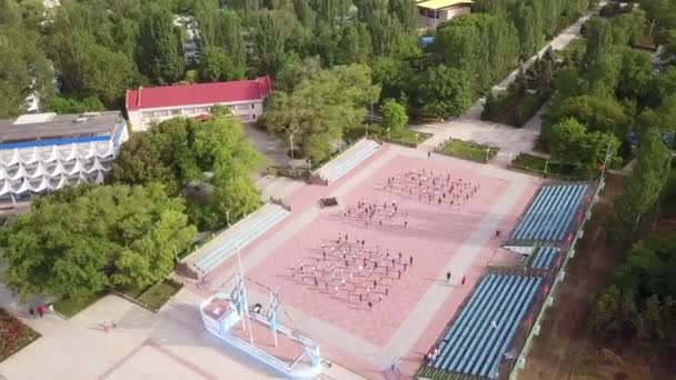 Vista Aerea Bambini Che Ballano Grande Parco Giochi Rosso — Video Stock