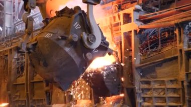 Açık ocak fırınına demir dökmek. çelik için.