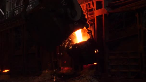 Fluxo Metal Líquido Derrama Uma Concha Forno Lareira Aberta — Vídeo de Stock