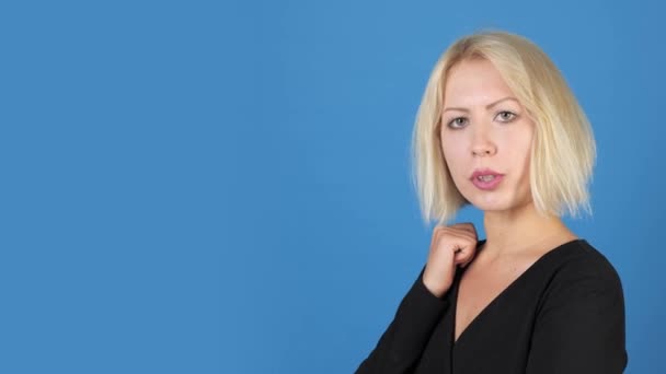 Retrato Menina Bonita Com Cabelo Loiro Curto Estúdio Fundo Azul — Vídeo de Stock