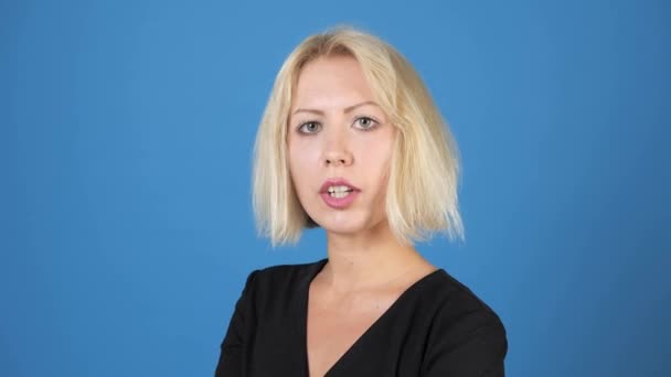 Portret Piękna Młoda Dziewczyna Krótkimi Blond Włosami Studiu Niebieskim Tle — Wideo stockowe