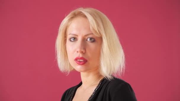 Zblízka Krásná Blondýnka Černém Kombinézu Sexuálně Pohybuje Růžovém Pozadí Zpomaleně — Stock video