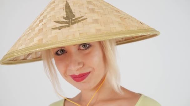 Närbild Vacker Europeisk Flicka Vit Bakgrund Ett Strå Konisk Hatt — Stockvideo