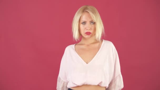 Piękna Seksowna Dziewczyna Ciemnym Różowym Tle Blond Włosami Różowej Bluzki — Wideo stockowe