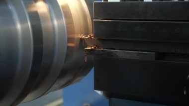 Torna tezgahı. Metal parçalarının üretimine yakın çekim.