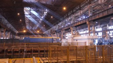 Dizel lokomotif atölyeden geçiyor.