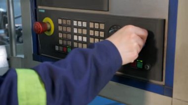 Torna tezgahının çalışma modunu kız seçer. Yakın plan..