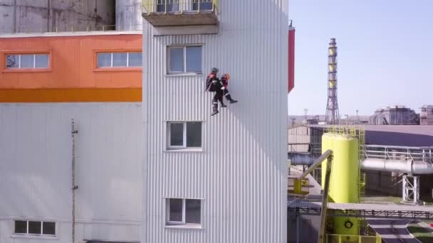 Bir Cankurtaran Tırmanma Ekipmanları Kullanarak Yüksek Bir Endüstriyel Binadan Kurbanla — Stok video