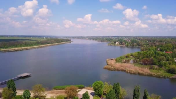 Aerial View Camera Moves Back Offers Beautiful View Lake Village — Stockvideo