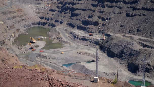 Vue Dessus Carrière Minerai Fer Beaucoup Voitures Travaillent Dans Une — Video