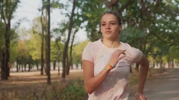 Młoda Kobieta Trenuje Biegaczy Letnim Parku Zamknij Fitness Kobieta Jogging — Wideo stockowe