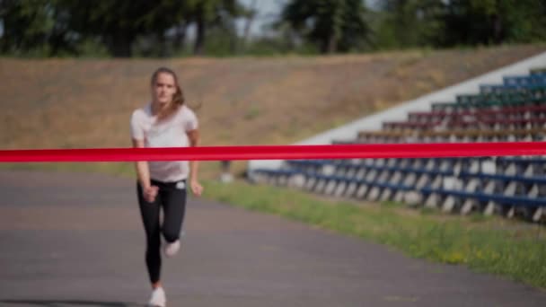 Beautiful Fit Kobieta Runner Przekraczania Linii Mety Profesjonalnej Arenie Sportowej — Wideo stockowe