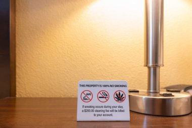 Otel Odasında Sigara İçmeyen Tabela