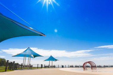 Parlak bir yaz splashpad üzerinden gelen güneş ışınları